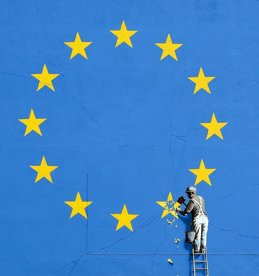 Fresque post-Brexit de l'artiste Banksy apparue le 8 mai 2017 sur la façade d'un immeuble de Douvres (Royaume-Uni) près du port d'où partent les ferries qui assurent les liaisons avec le continent...