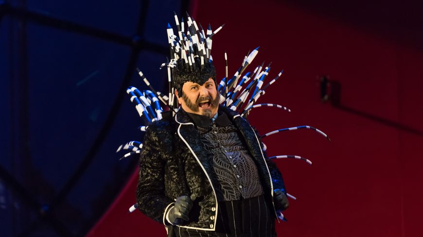 "Je suis colèwwwe" hurle Lord Elfort en costume de hérisson (Laurent Montel) battu par Horace de Massarena au Whist