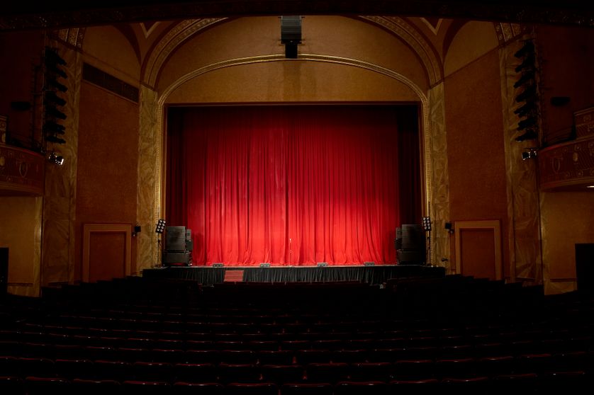 Scène d'un théâtre illuminée