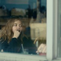 Imogen Poots et Callum Turner dans "Mobile Homes"