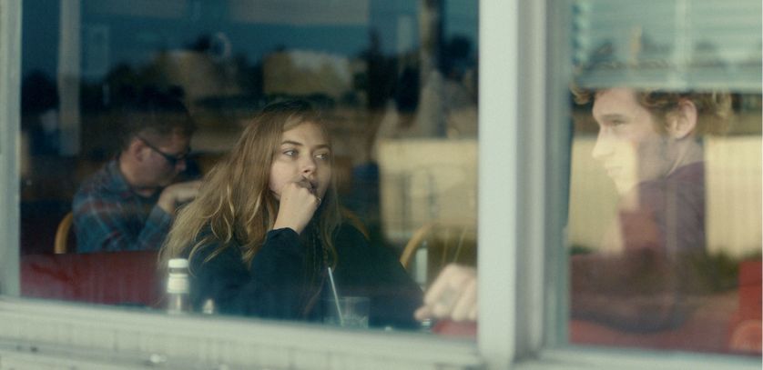 Imogen Poots et Callum Turner dans "Mobile Homes"