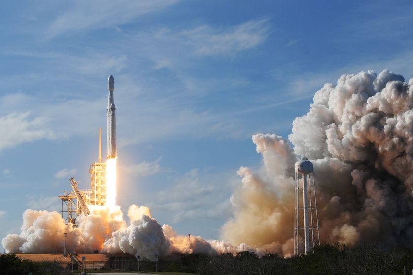 Le Falcon Heavy de SpaceX, fusée la plus puissante du monde, lors de son décollage au Kennedy Space Center, en Floride (Etats-Unis), le 6 février 2018