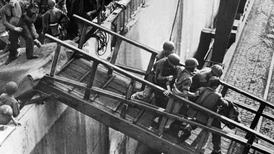 Photo du 8 septembre 1947 montrant quelques-uns des 4500 émigrants juifs du navire "Exodus 1947", ici dans le port de Hambourg ©AFP - INP