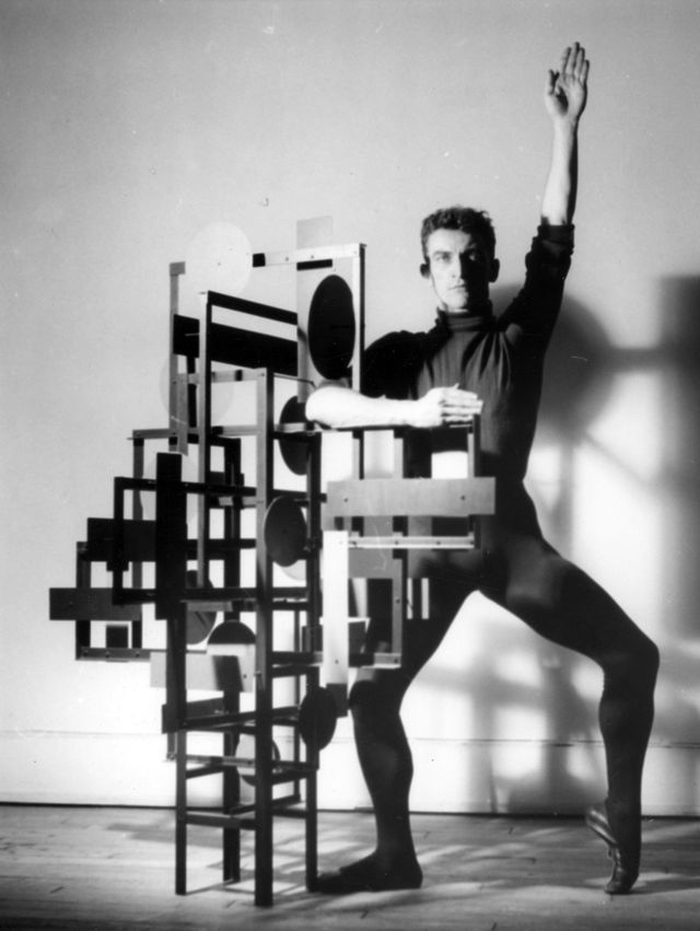 Maurice Béjart avec l'une des sculptures de Nicolas Schöffer