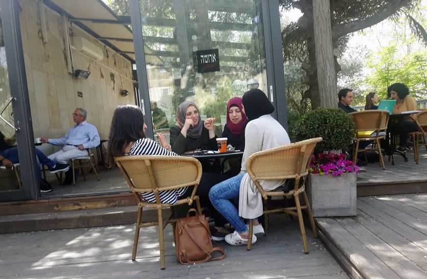 Le Café Aroma, en face de l'hôpital Hadassah