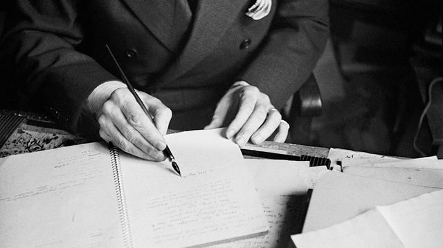 Paul Valéry en train d'écrire, à la plume