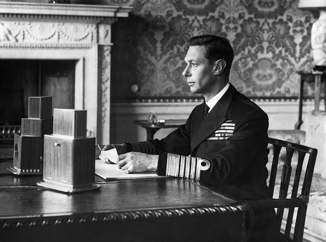 L’Angleterre entre en guerre ; le roi George VI fait un discours diffusé à la radio pour mobiliser son peuple