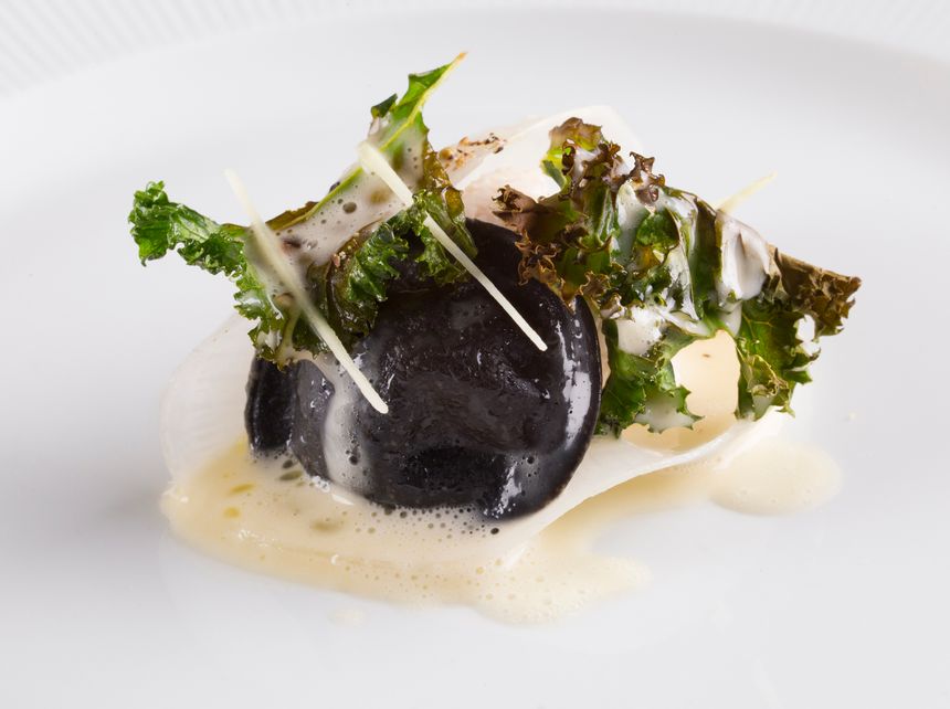 Raviole de morilles, choux kale, lard de Colonnata