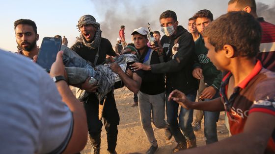 Un blessé palestinien est évacué après les affrontements dans la bande de Gaza ©AFP - Said Khatib / AFP