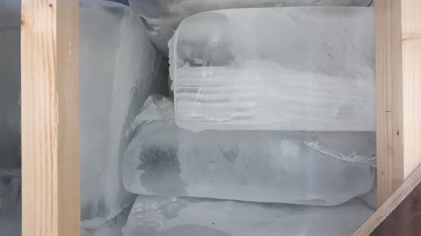 Le mètre cube de glace est composé de plusieurs dizaines de pains qui totalisent un poids d'une tonne.