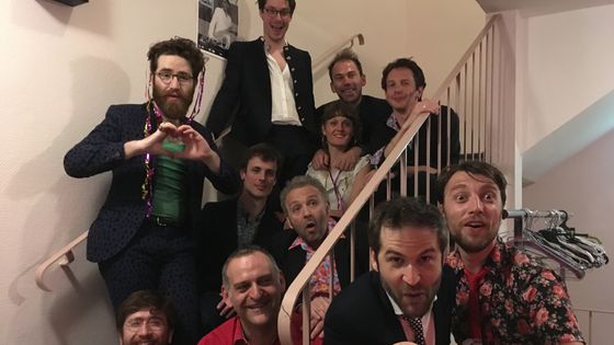 Le Grand Orchestre du Tricot après le concert dans les loges du théâtre municipal de Coutances dans le cadre de Jazz sous les Pommiers le 09 mai 2018 ©Radio France - Emmanuelle Lacaze