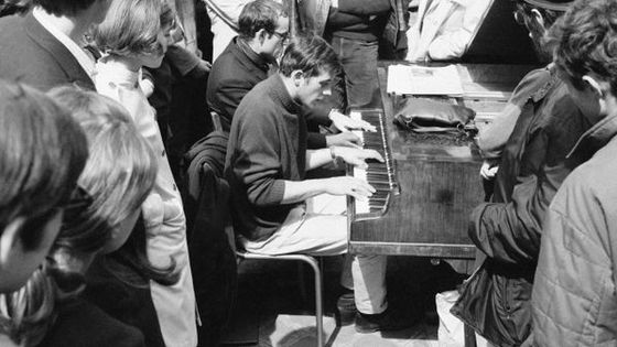 Un étudiant joue du piano dans la cour de la Sorbonne occupée en Mai 68 ©Getty - Keystone-France\Gamma-Rapho