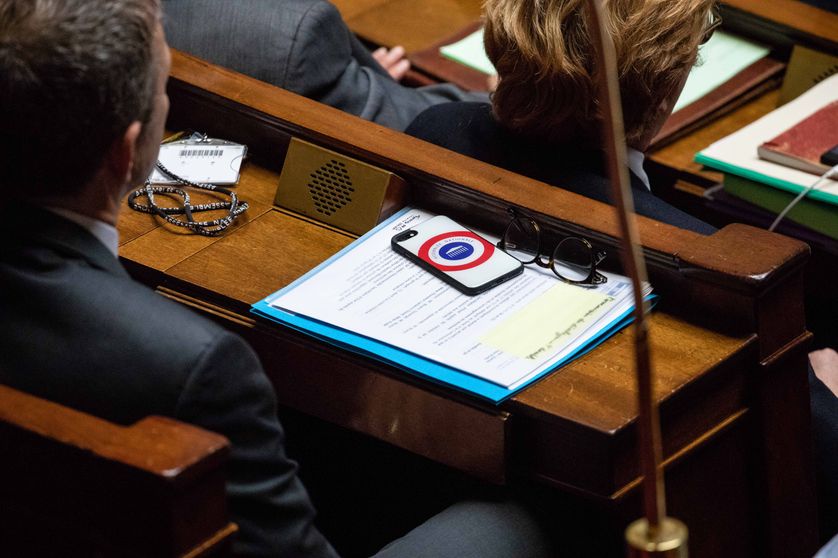 A l'Assemblée nationale, le nombre de députés va passer de 577 à 404. Avec aussi l'introduction de 15% de députés élus à la proportionnelle et la limitation du nombre de mandats identiques