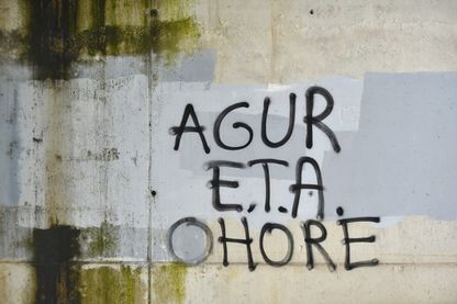 "Adieu E.T.A et honneur" peut-on lire sur ce graffiti dans le village basque d'Espagne Agurain "Adieu E.T.A et honneur" peut-on lire sur ce graffiti dans le village basque d'Espagne Agurain