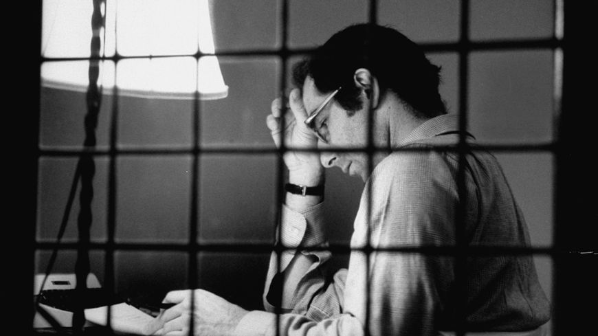 Philip Roth devant une machine à écrire à Yaddo, une colonie d'artistes
