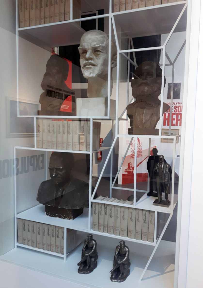 Vitrine du musée du communisme de Prague