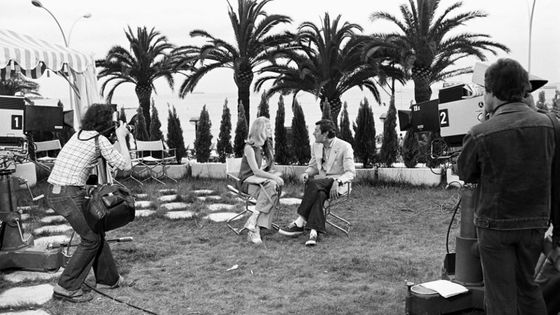 Pour le journal télévisé, France Roche interviewe Marcello Mastroianni sur le film "Une journée particulière" présenté au festival de Cannes ©AFP - Claude James / Ina