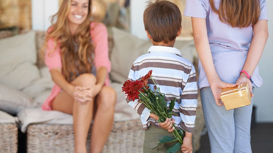 ENFANTS OFFRANT DES CADEAUX