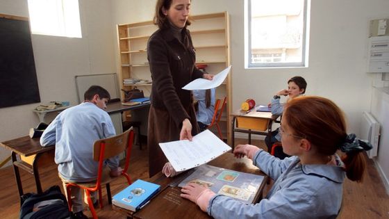 Un professeur rend les copies à des élèves de sixième. ©AFP - PIERRE VERDY