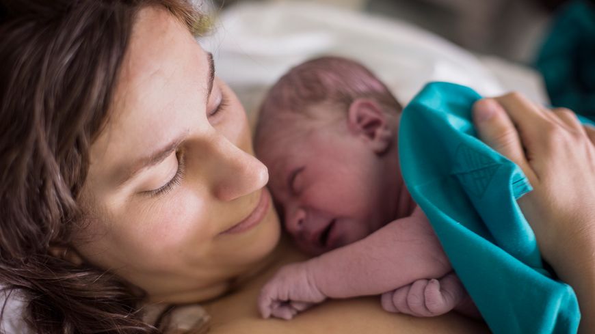 Le bénéfique peau à peau à la naissance