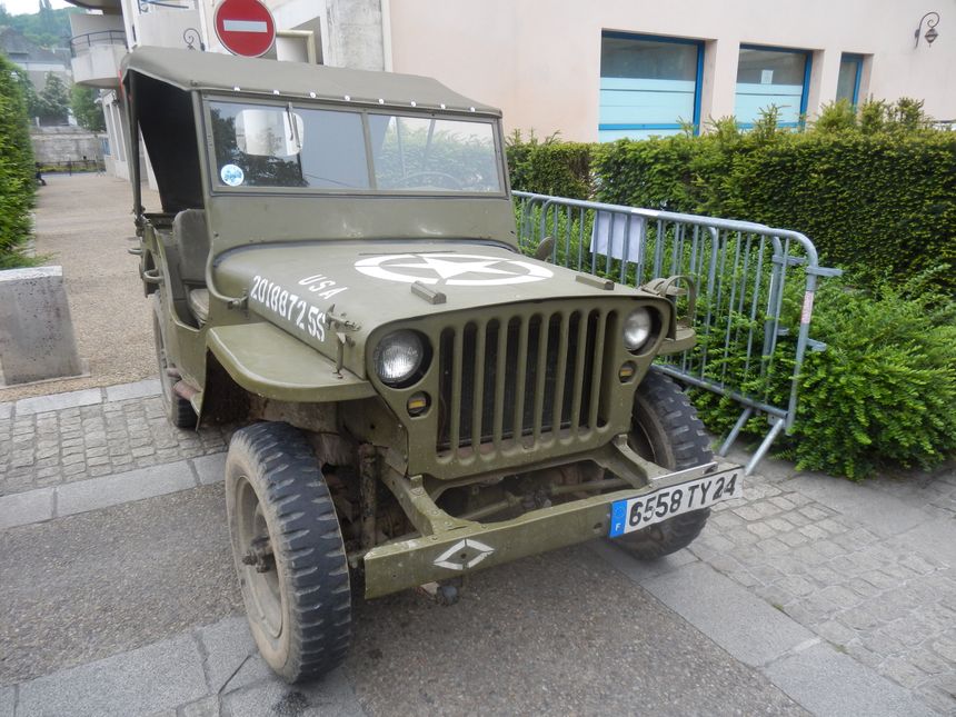 La jeep willys les Passeurs de Mémoire recréent un camp américain : véhicules d’époque, tentes, bivouac... avec la possibilité de faire un baptême en véhicule d’époque.