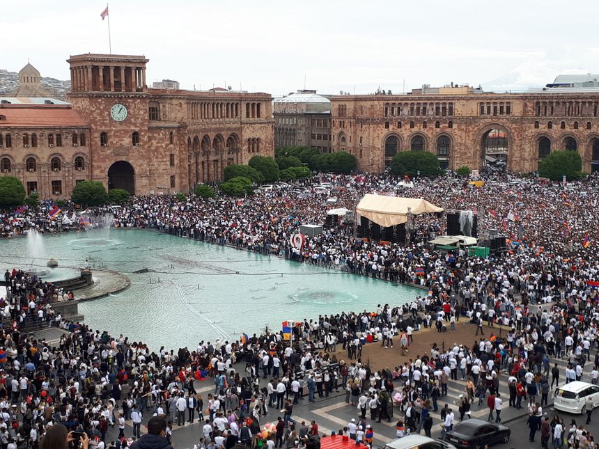 Les Arméniens ont célébré leur nouveau Premier ministre, place de la République à Erevan