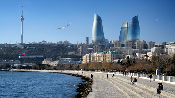 En Azerbaïdjan, l’accès à la mer caspienne et à ses ressources en hydrocarbures ont assuré au pays une croissance exponentielle, ici les Flame Towers à Bakou, sa capitale ©AFP - GARCIA JULIEN / HEMIS.FR