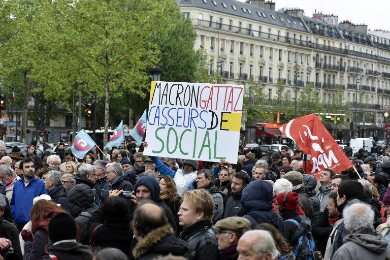 300 à 400 personnes se sont rassemblées lundi 30 avril, place de la République à Paris, à l'appel de plusieurs partis de gauche (PCF, Génération.s, NPA...)