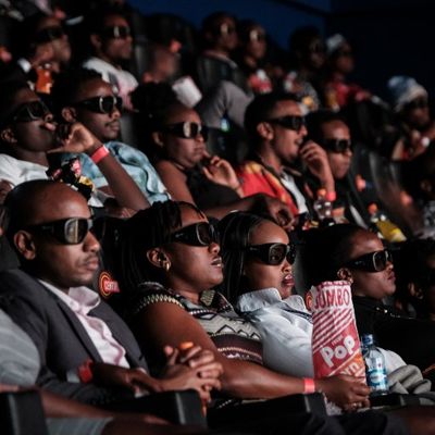 Une projection en 3D du film Black Panther à Nairobi.