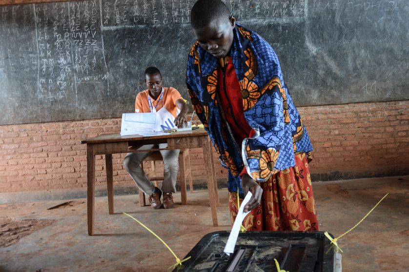 Une femme vote ce jeudi à Ciri, au nord du Burundi