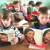 Photo prise le 27 janvier 1994 dans une classe de cours élémentaire de Croisilles, d'enfants faisant l'apprentissage de la lecture.