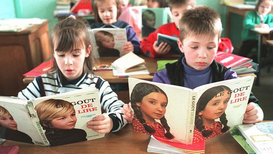 Photo prise le 27 janvier 1994 dans une classe de cours élémentaire de Croisilles, d'enfants faisant l'apprentissage de la lecture. ©AFP - MYCHELE DANIAU