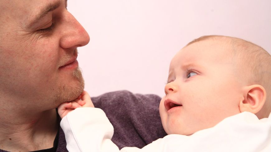 Les petits bébés préfèrent entendre les babillements de leurs congénères que vos histoires