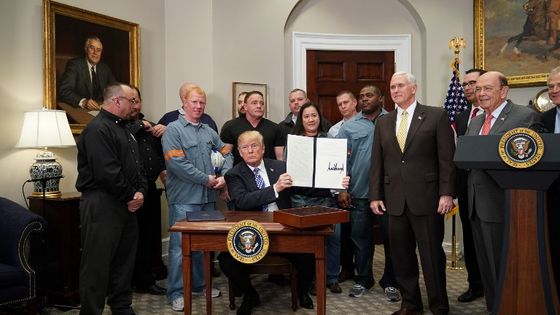 Le jeudi 8 mars 2018, le Président Donald Trump a confirmé la mise en place de droits à l’importation de 25 % sur un grand nombre de produits en acier et de 10 % sur les produits en aluminium. ©AFP - Mandel NGAN