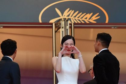 L'actrice sud-coréenne Jun Jong-seo gesticule en arrivant le 16 mai 2018 pour la projection du film "Burning" à la 71e édition du Festival de Cannes, à Cannes L'actrice sud-coréenne Jun Jong-seo gesticule en arrivant le 16 mai 2018 pour la projection du film "Burning" à la 71e édition du Festival de Cannes, à Cannes