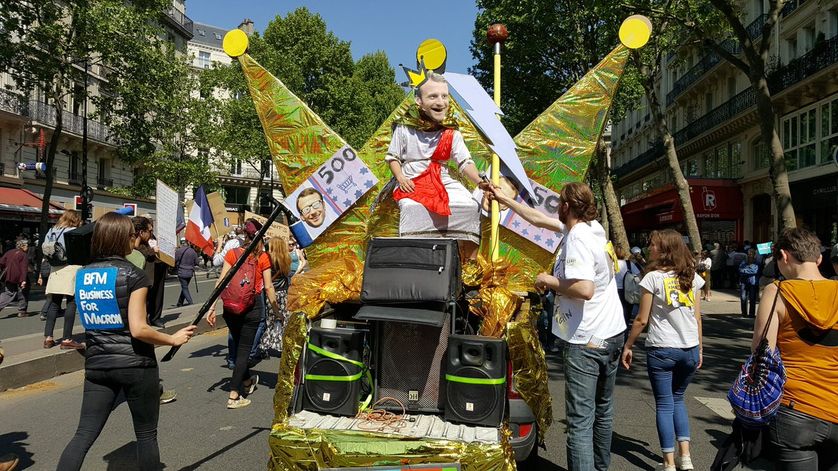 En début de cortège, une "voiture royale" caricaturant Emmanuel Macron