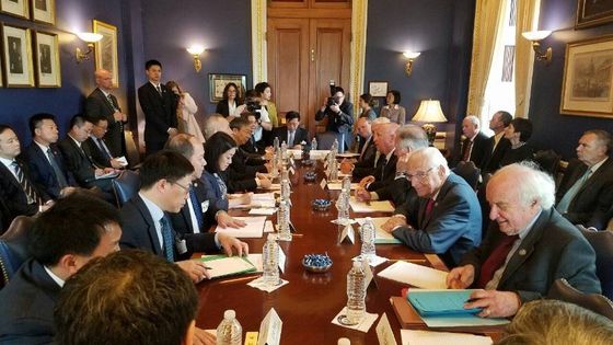 Les deux délégations chinoise et américaine aux négociations commerciales de Washington - Xinhua / Twitter