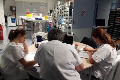 Une partie du personnel de l'unité des soins palliatifs de Bayonne se transmet les informations sur les patients. Une partie du personnel de l'unité des soins palliatifs de Bayonne se transmet les informations sur les patients.
