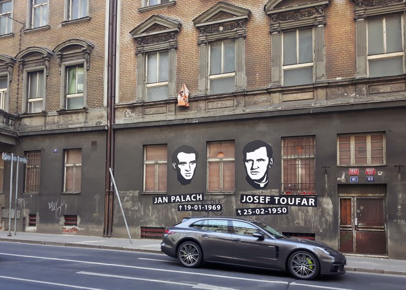 Hommage dans une rue de Prague à Jan Palach et Josef Toufar, symboles de l'opposition aux forces du Pacte de Varsovie et des persécutions du régime communiste en Tchécoslovaquie