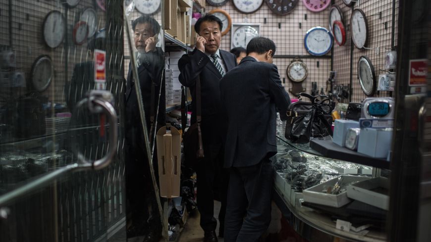 Boutique d'horloger dans un marché de Seoul en 2016