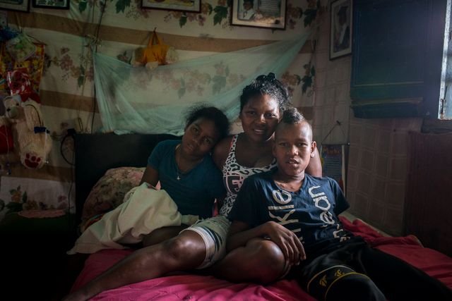 Jemerson, sa petite soeur et sa maman Viviana