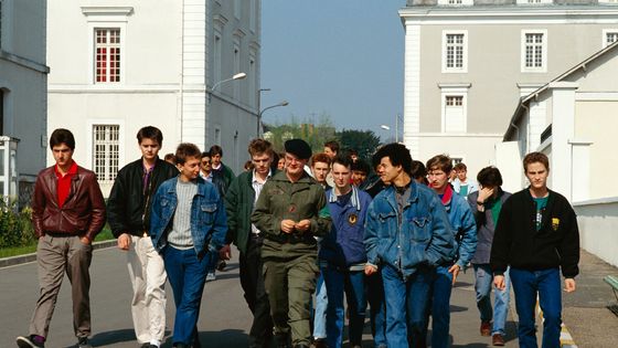Des recrues de l'armée arrivent pour s'entraîner à Blois, en France. Elles subiront des tests physiques et intellectuels avant de commencer leur service national obligatoire. ©Getty - Bernard Bisson / Sygma
