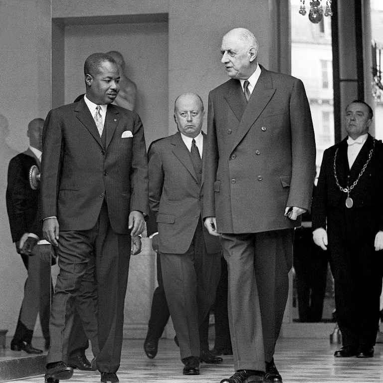 Le président camerounais Ahmadou Ahidjo et le président français Charles de Gaulle, suivi par Jacques Foccart, 21 juin 1967.