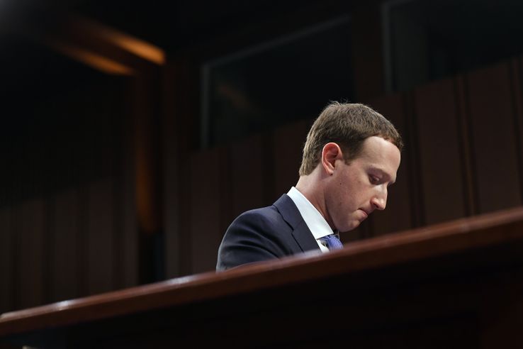 Mark Zuckerberg face au Sénat américain le 10 avril 2018. Pour s'excuser pour la première fois à ce niveau, le patron de Facebook a troqué son habituel tee-shirt pour un costume-cravate