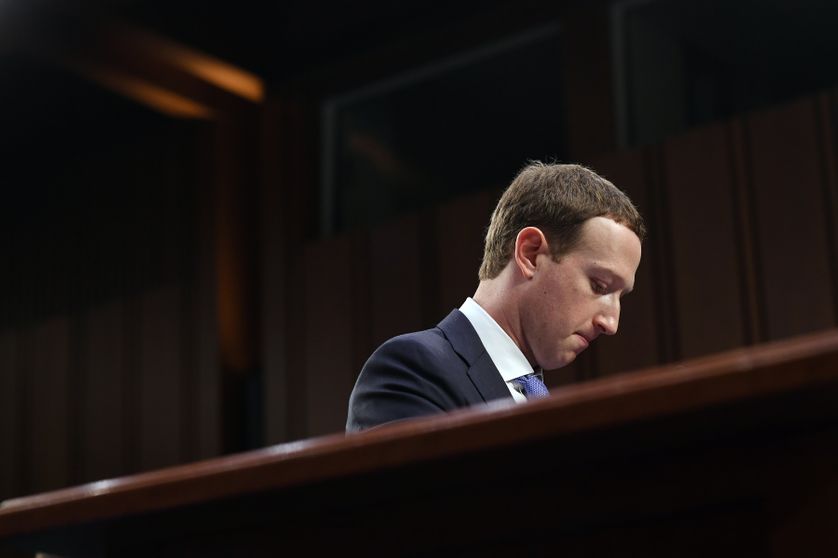 Mark Zuckerberg face au Sénat américain le 10 avril 2018. Pour s'excuser pour la première fois à ce niveau, le patron de Facebook a troqué son habituel tee-shirt pour un costume-cravate