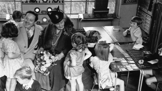 Maria Montessori (1870-1952) avec un groupe d'enfants dans une classe à Londres. ©Getty - Kurt Hutton/Picture Post