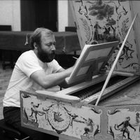 Scott Ross en train d'enregistrer les 555 sonates Domenico Scarlatti, au studio 107 de Radio France le 4 décembre 1985