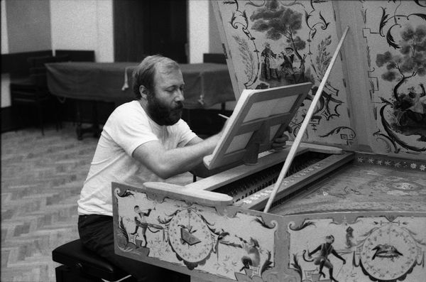 Scott Ross en train d'enregistrer les 555 sonates Domenico Scarlatti, au studio 107 de Radio France le 4 décembre 1985