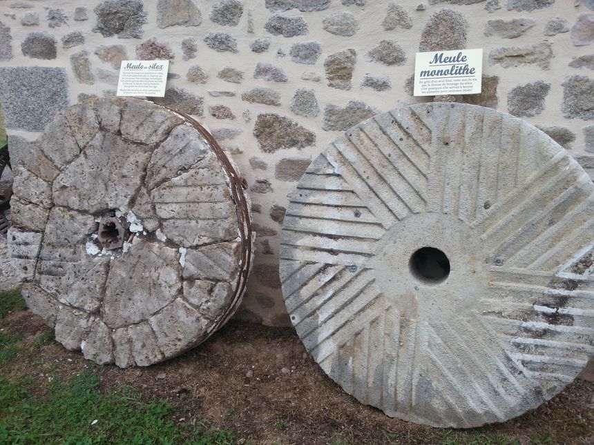 Meule à silex et meule monolithe