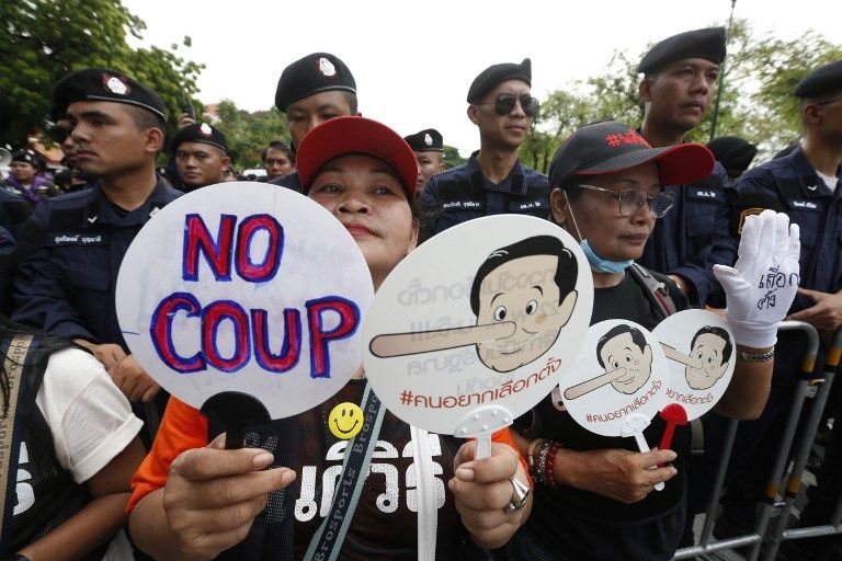 Manifestants d'opposants après les quatre ans de pouvoir militaire, exhibant la caricature du premier ministre Prayut Chan-o-cha, affublé du nez de Pinocchio